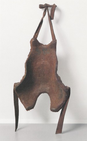 Joseph Beuys - Rückenstütze eines feingliederigen Menschen (Hasentypus) aus dem 20. Jahrhundert p. Chr., 1972, iron casting