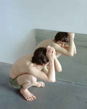 Ron Mueck - Crouching Boy in Mirror, 1999-2002