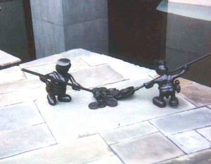 Tom Otterness - Cops Clean Up, 1994, bronze