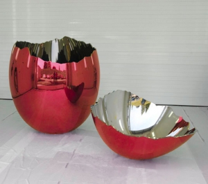 Jeff Koons - Cracked Egg (Red), 1994-2006, mirror-polished stainless steel with transparent color coating